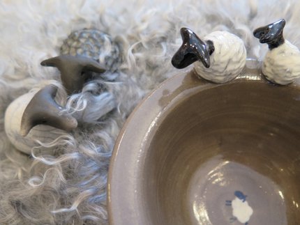 konsthantverk, keramikskål med får, får i raku